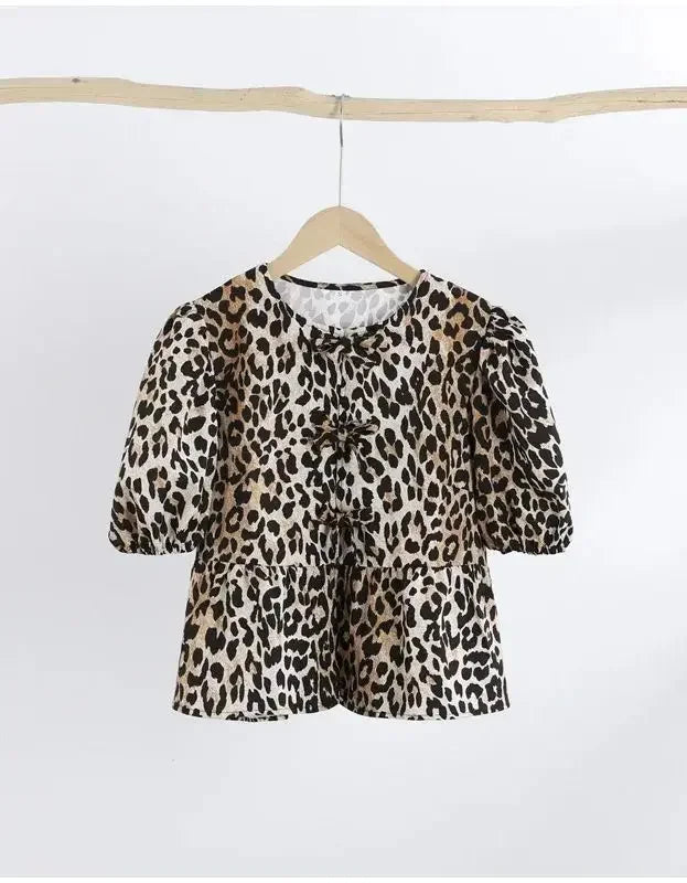 Camisa de Estampa de Leopardo para Mulheres com Laço e Amarração, Decote O, Mangas Curtas Bufantes, Blusa Feminina de Verão 2024, Moda de Rua Versátil para Senhoras.